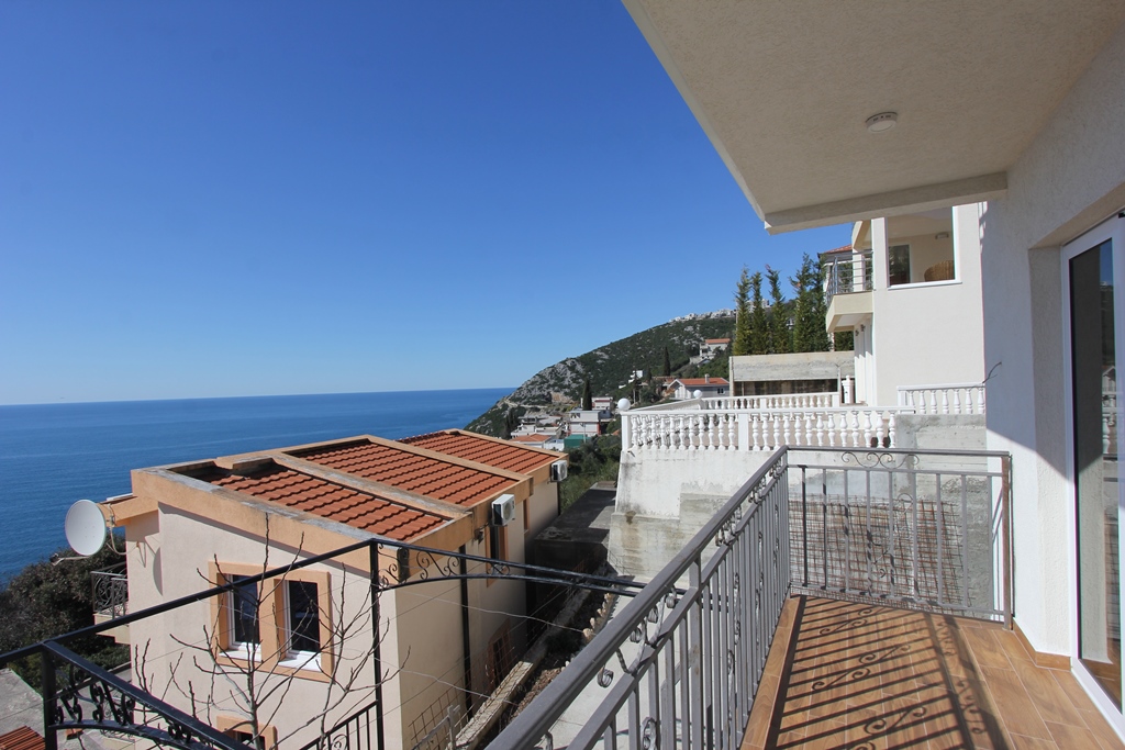 Современный дом с панорамным видом на море